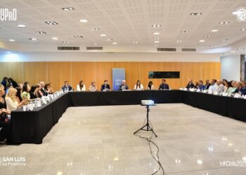 EL RECTOR, RUDY CÁMERA Y LA SECRETARIA DE VINCULACIÓN Y PRODUCCIÓN TERRITORIAL DE UPRO