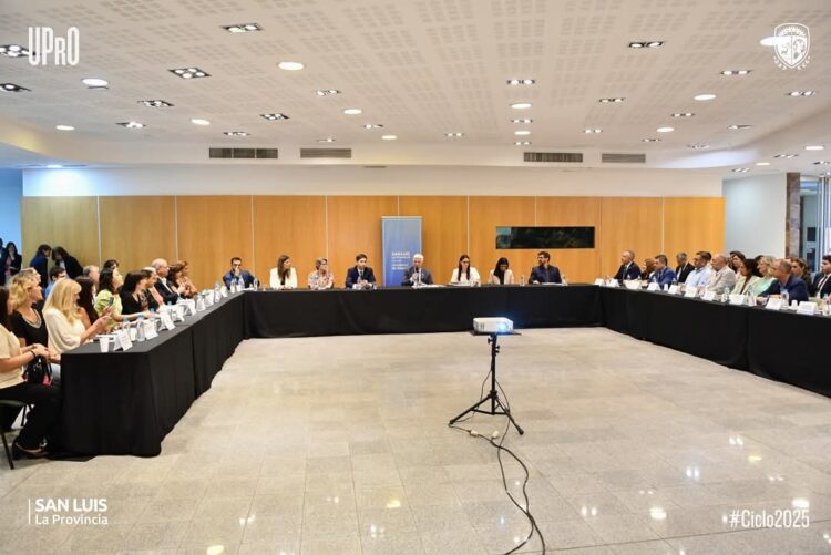 EL RECTOR, RUDY CÁMERA Y LA SECRETARIA DE VINCULACIÓN Y PRODUCCIÓN TERRITORIAL DE UPRO