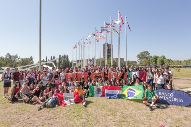 CASI 100 UNIVERSITARIOS DE DISTINTAS PARTES DEL MUNDO ELIGIERON LA UNCUYO