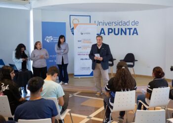 ESTUDIANTES DE LA PUNILLA Y JUAN LLENERA VISITARON LA UNIVERSIDAD DE LA PUNTA