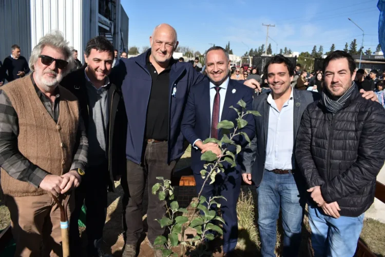 UN CLON DEL MANZANO DE NEWTON CRECERÁ EN LA EXTENSIÓN ÁULICA DEL B° LOS POETAS