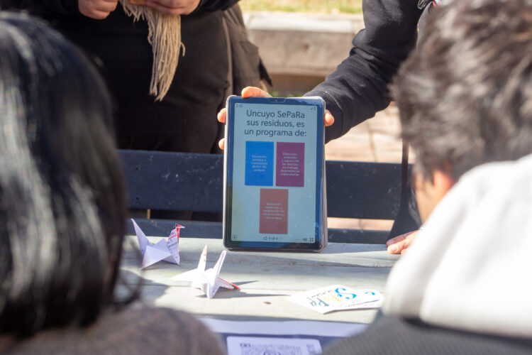 UNA PERFORMANCE Y UNA FERIA CIRCULAR CORONARON EL MES DEL AMBIENTE EN LA UNCUYO