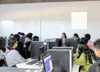 TECNOLOGÍA RENOVADA PARA FORTALECER LA FORMACIÓN DE NUESTROS ESTUDIANTES EN LA EXTENSIÓN ÁULICA DE B° LOS POETAS