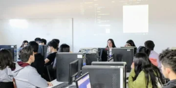 TECNOLOGÍA RENOVADA PARA FORTALECER LA FORMACIÓN DE NUESTROS ESTUDIANTES EN LA EXTENSIÓN ÁULICA DE B° LOS POETAS