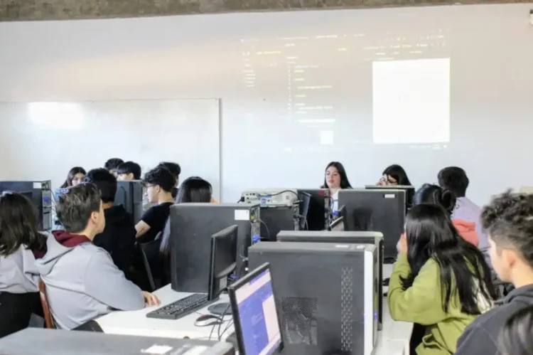 TECNOLOGÍA RENOVADA PARA FORTALECER LA FORMACIÓN DE NUESTROS ESTUDIANTES EN LA EXTENSIÓN ÁULICA DE B° LOS POETAS