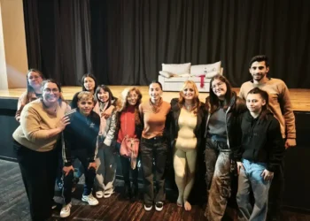 LA UNIVERSIDAD VIBRÓ ENTRE RISAS CON UN ESPECTÁCULO INTERNACIONAL