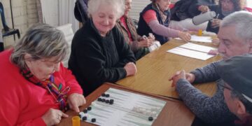 LOS ADULTOS MAYORES DEL CENTRO DE JUBILADOS DE LA PUNTA APRENDEN Y COMPARTEN SUS EXPERIENCIAS A TRAVÉS DEL JUEGO