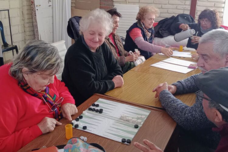 LOS ADULTOS MAYORES DEL CENTRO DE JUBILADOS DE LA PUNTA APRENDEN Y COMPARTEN SUS EXPERIENCIAS A TRAVÉS DEL JUEGO