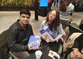 ESTUDIANTES DE LA UNLC PARTICIPARON DEL ENCUENTRO CON EL GOBERNADOR POR LA BECA UNIVERSAL SUPERIOR