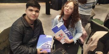 ESTUDIANTES DE LA UNLC PARTICIPARON DEL ENCUENTRO CON EL GOBERNADOR POR LA BECA UNIVERSAL SUPERIOR