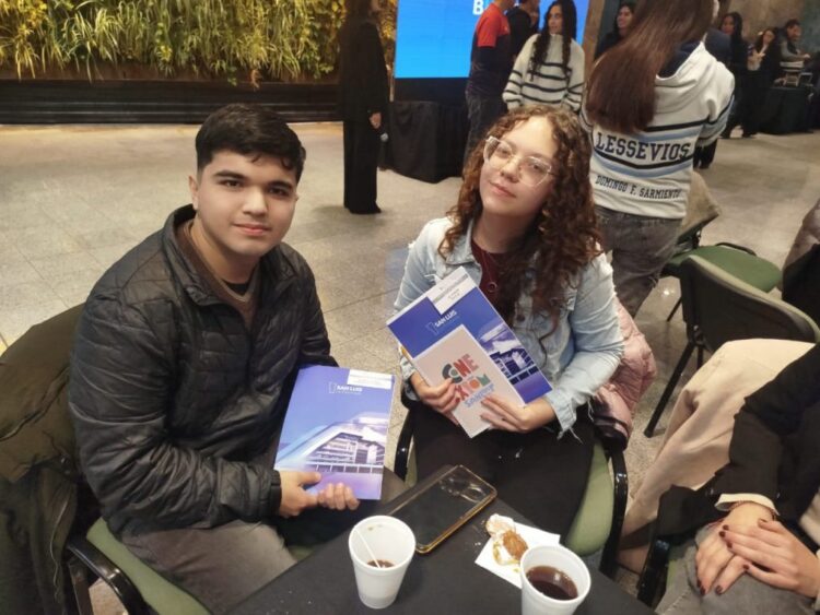 ESTUDIANTES DE LA UNLC PARTICIPARON DEL ENCUENTRO CON EL GOBERNADOR POR LA BECA UNIVERSAL SUPERIOR
