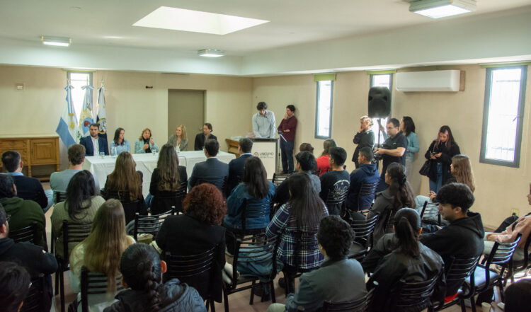 ENTREGA INÉDITA: ESTUDIANTES DE LA UNCUYO RECIBIERON CELULARES QUE INCAUTÓ EL ESTADO