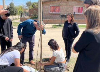 LA UNLC CELEBRÓ LA PRIMAVERA CON UNA PLANTACIÓN DE ÁRBOLES JUNTO A ESTUDIANTES Y DOCENTES