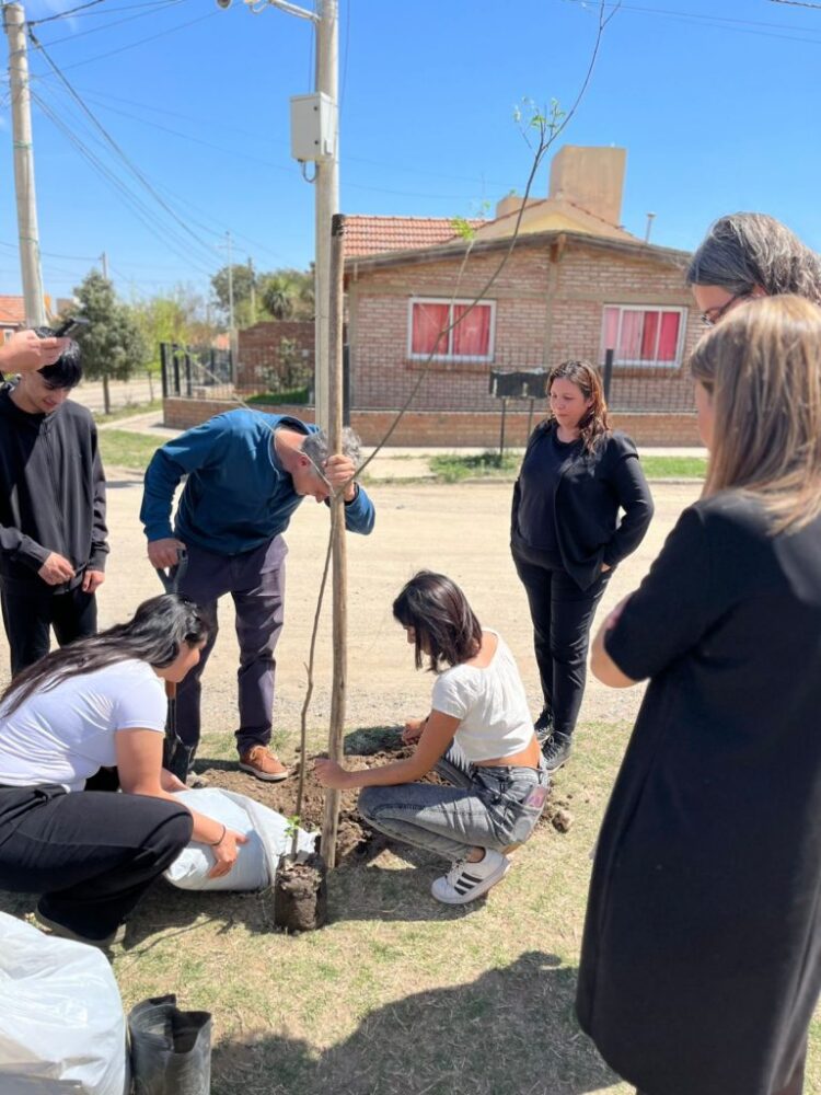LA UNLC CELEBRÓ LA PRIMAVERA CON UNA PLANTACIÓN DE ÁRBOLES JUNTO A ESTUDIANTES Y DOCENTES