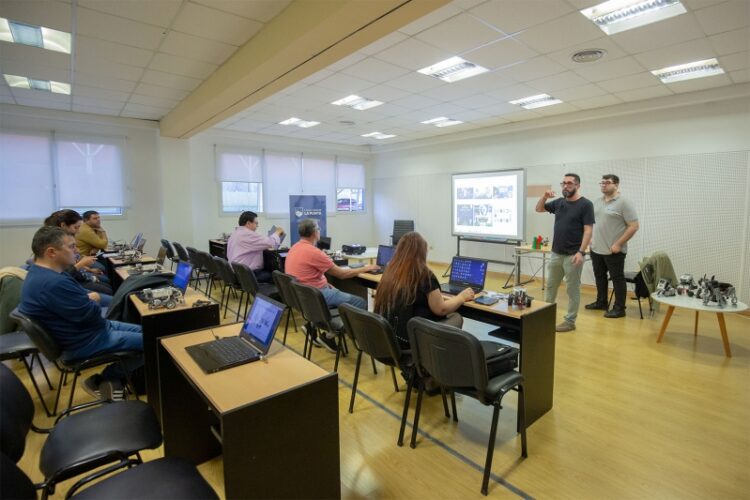DOCENTES SE CAPACITAN EN EL TALLER DE ROBÓTICA DE LA ULP