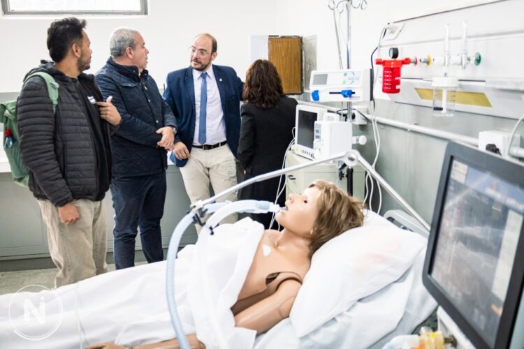 INAUGURARON LOS LABORATORIOS DE CUIDADOS INTENSIVOS Y DE PRÁCTICAS FISIO-KINÉSICAS