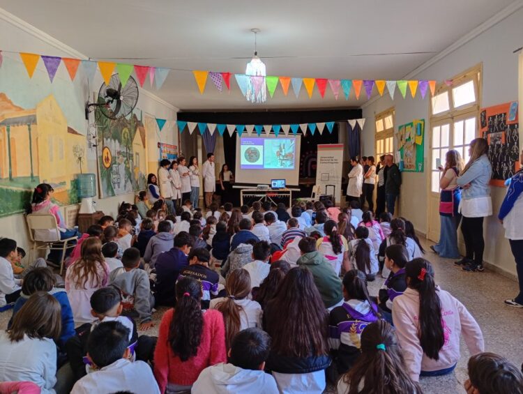 LA UNLC REALIZÓ UN PROYECTO DE VINCULACIÓN CON LA ESCUELA “ADOLFO KAPELUSZ” DE LAS CHACRAS