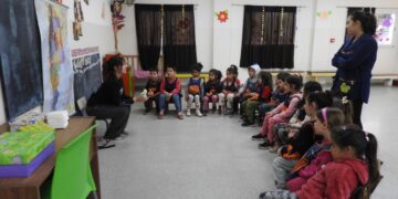 CAMILA COLETTA LLEVÓ LA PALEONTOLOGÍA A LAS AULAS DE CARPINTERÍA