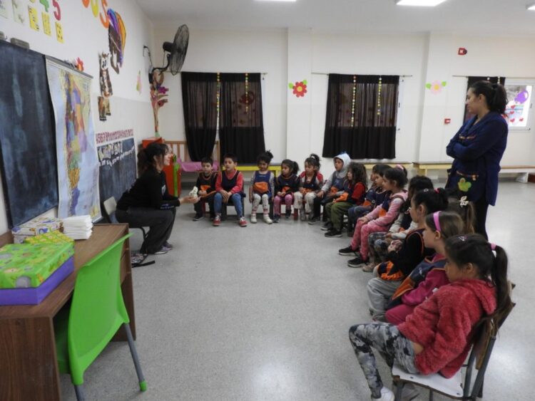 CAMILA COLETTA LLEVÓ LA PALEONTOLOGÍA A LAS AULAS DE CARPINTERÍA