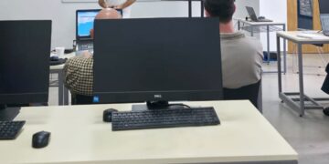 ENSEÑAR EN ÉPOCAS DE IA: LA UNLC CERRÓ UNA CAPACITACIÓN CLAVE PARA REPENSAR LA DOCENCIA