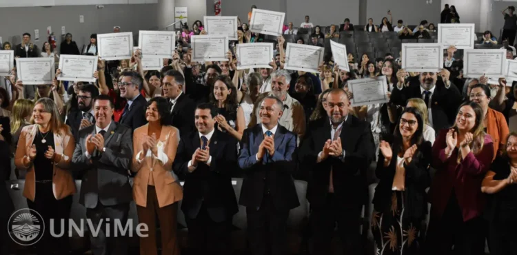 NUEVOS PROFESIONALES DE LA UNVIME RECIBIERON SUS DIPLOMAS