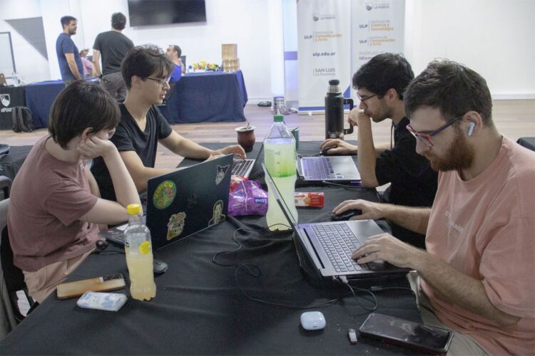 JÓVENES DE TODAS LAS EDADES PARTICIPARON DEL TORNEO DE DESARROLLO DE VIDEOJUEGOS