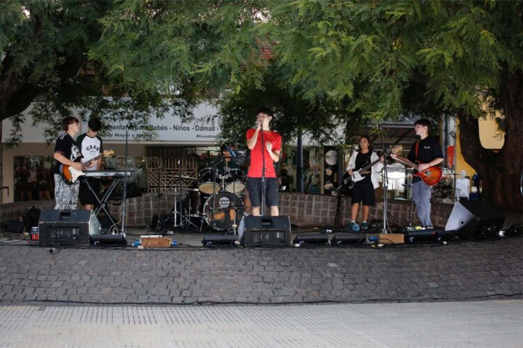 TALENTOS EMERGENTES SE PRESENTARON EN UNA NUEVA EDICIÓN DE MICRÓFONO ABIERTO