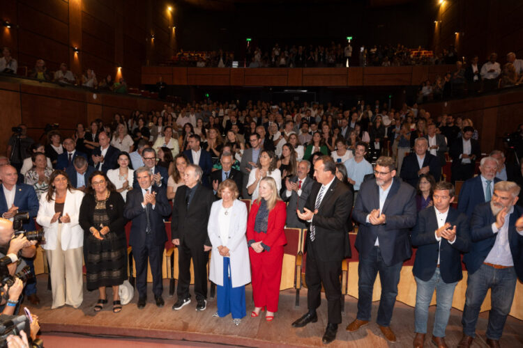 JOAN MANUEL SERRAT SE CONVIRTIÓ EN DOCTOR HONORIS CAUSA DE LA UNCUYO