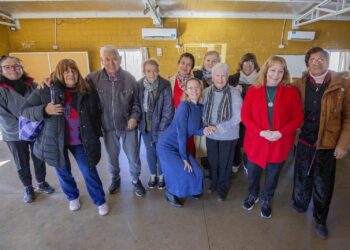 LOS ADULTOS MAYORES CREAN COMUNIDAD Y APRENDEN SOBRE EL USO DE DISPOSITIVOS TECNOLÓGICOS