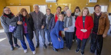 LOS ADULTOS MAYORES CREAN COMUNIDAD Y APRENDEN SOBRE EL USO DE DISPOSITIVOS TECNOLÓGICOS