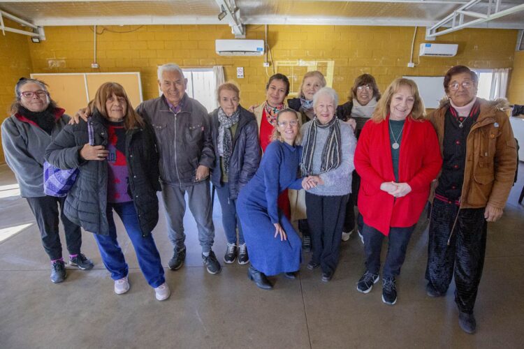 LOS ADULTOS MAYORES CREAN COMUNIDAD Y APRENDEN SOBRE EL USO DE DISPOSITIVOS TECNOLÓGICOS