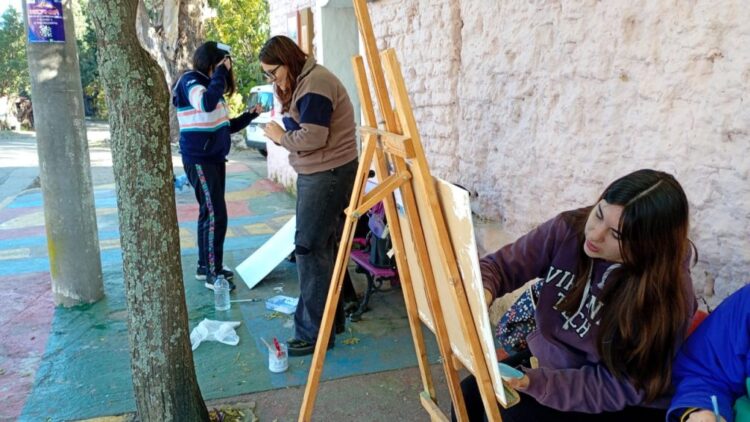 ESTUDIANTES DE ARTES VISUALES REALIZARON PRÁCTICAS DE DIBUJO Y PINTURA AL AIRE LIBRE EN PIEDRA BLANCA