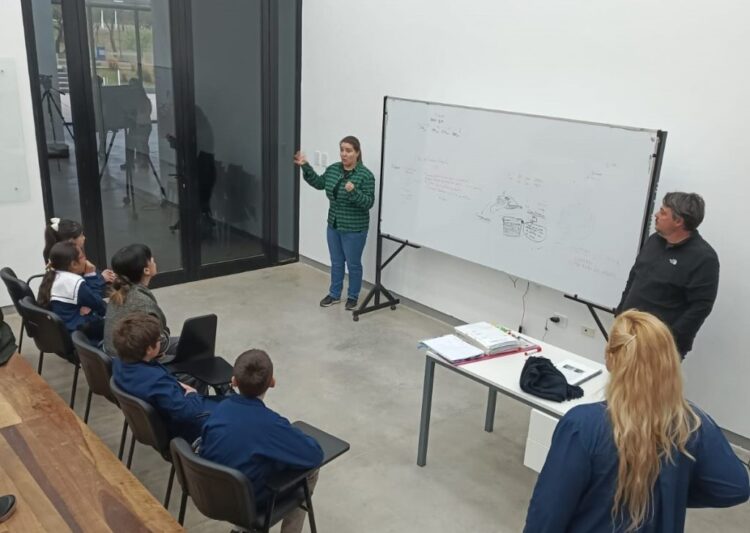 ESTUDIANTES DE TILISARAO PRESENTARON UN PROYECTO AMBIENTAL EN LA UNIVERSIDAD NACIONAL DE LOS COMECHINGONES
