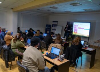 DOCENTES AVANZAN EN PROGRAMACIÓN Y ROBÓTICA EDUCATIVA EN LA ULP