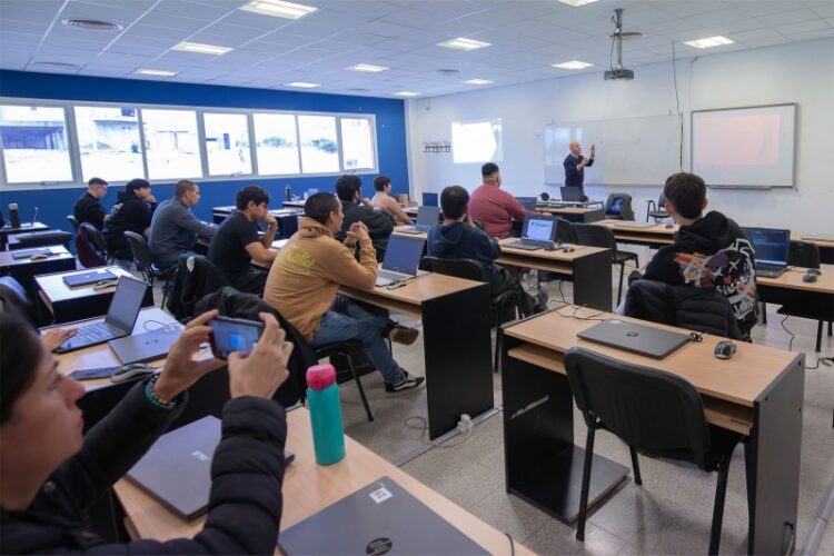 ALUMNOS DE LA CARRERA DE DESARROLLADOR DE SOFTWARE COMPARTIERON SU PRIMERA CLASE PRESENCIAL