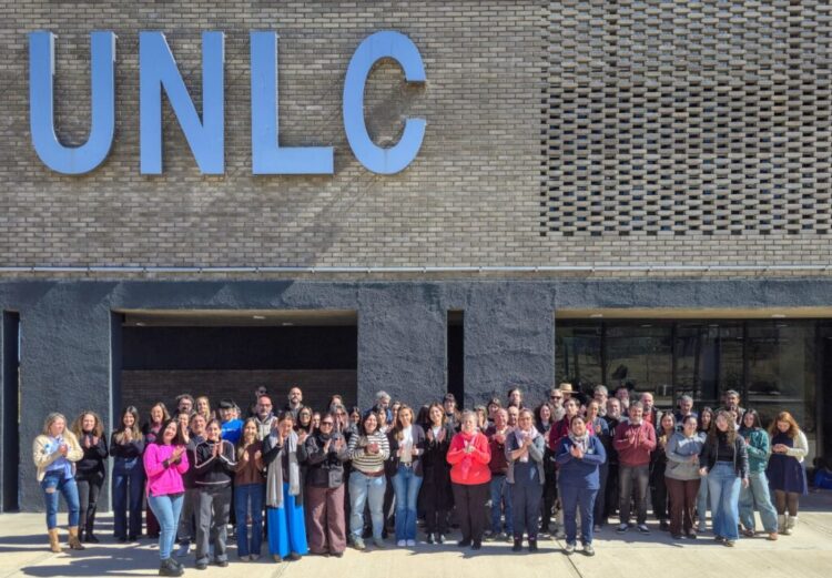 A 300 DÍAS SIN LEY, LA COMUNIDAD UNIVERSITARIA DE LA UNLC SE ABRAZA Y REAFIRMA SU COMPROMISO CON LA EDUCACIÓN PÚBLICA