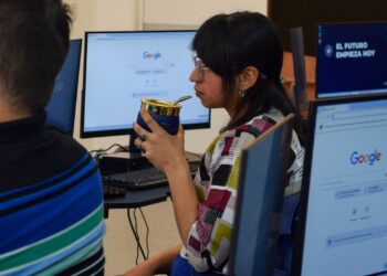 LOS ALUMNOS DE LA ULP CRUZARON EXPERIENCIAS EN EL NUEVO LABORATORIO DE FINANZAS