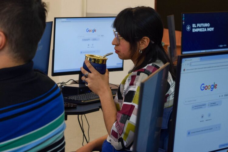 LOS ALUMNOS DE LA ULP CRUZARON EXPERIENCIAS EN EL NUEVO LABORATORIO DE FINANZAS