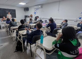 ROBÓTICA Y PROGRAMACIÓN: ESTUDIANTES DE NIVEL SECUNDARIO SE FORMAN EN NUEVAS TECNOLOGÍAS EN JUANA KOSLAY
