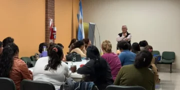 ESTUDIANTES DE LA DIPLOMATURA DE CUIDADO DE PERSONAS MAYORES PARTICIPARON DE UN TALLER DE RCP Y TOMA DE TENSIÓN ARTERIAL