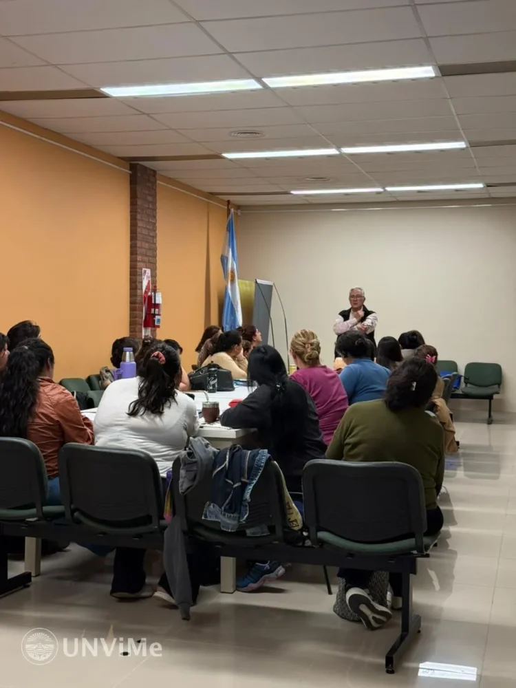 ESTUDIANTES DE LA DIPLOMATURA DE CUIDADO DE PERSONAS MAYORES PARTICIPARON DE UN TALLER DE RCP Y TOMA DE TENSIÓN ARTERIAL