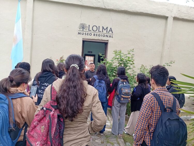 ESTUDIANTES DE LA UNLC Y DEL INSTITUTO MONSEÑOR ORZALI COMPARTIERON UNA EXPERIENCIA FORMATIVA EN EL MUSEO LOLMA
